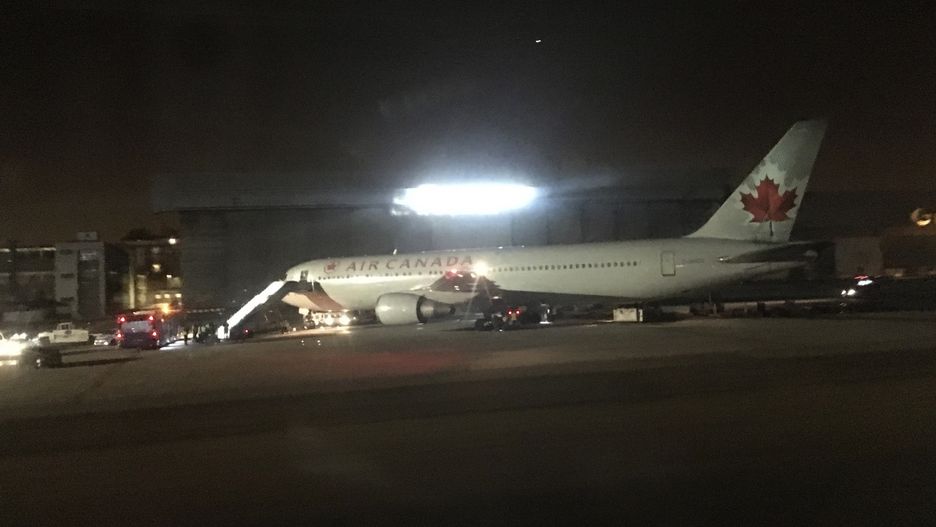 Boeing 767 linii Air Canada po lądowaniu na madryckim lotnisku Barajas. 
