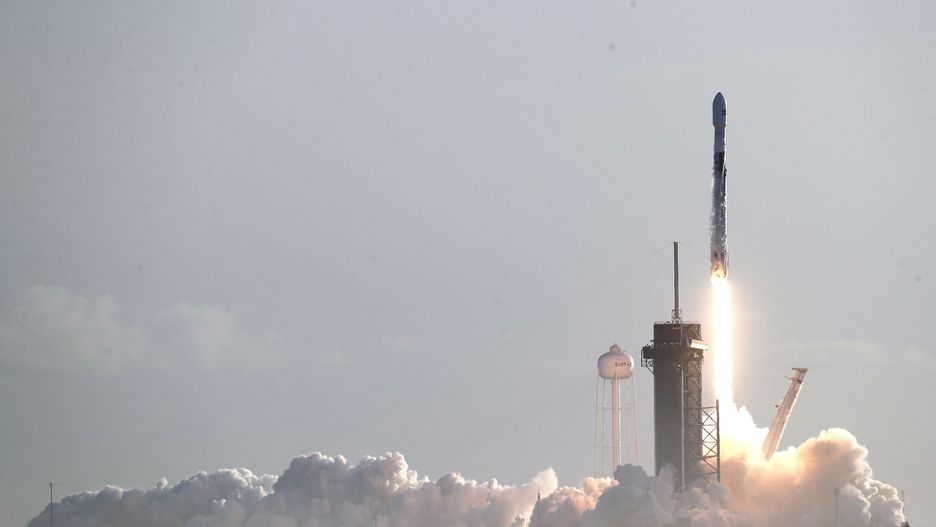 Start rakiety Falcon 9 z satelitami Starlink.