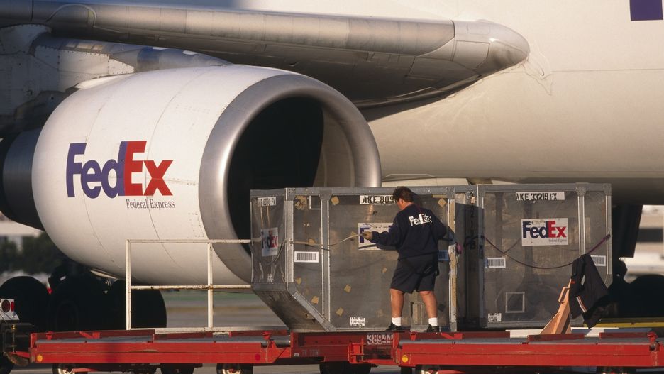 FedEx przewozi dary dla ofiar huraganu Dorian. 