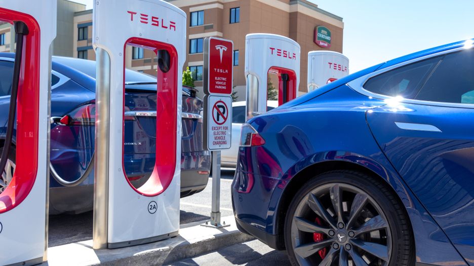 Tesla otwiera centra serwisowe i udostępnia nowe superładowarki w Polsce. 
