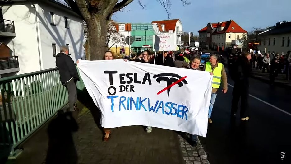Niemcy protestują przeciwko budowie Gigafactory pod Berlinem. 