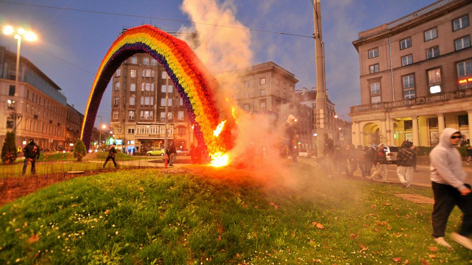 TV Trwam zarzucano, że "pokazanie płonącej tęczy mogło wywołać wrażenie aprobowania takich zachowań"