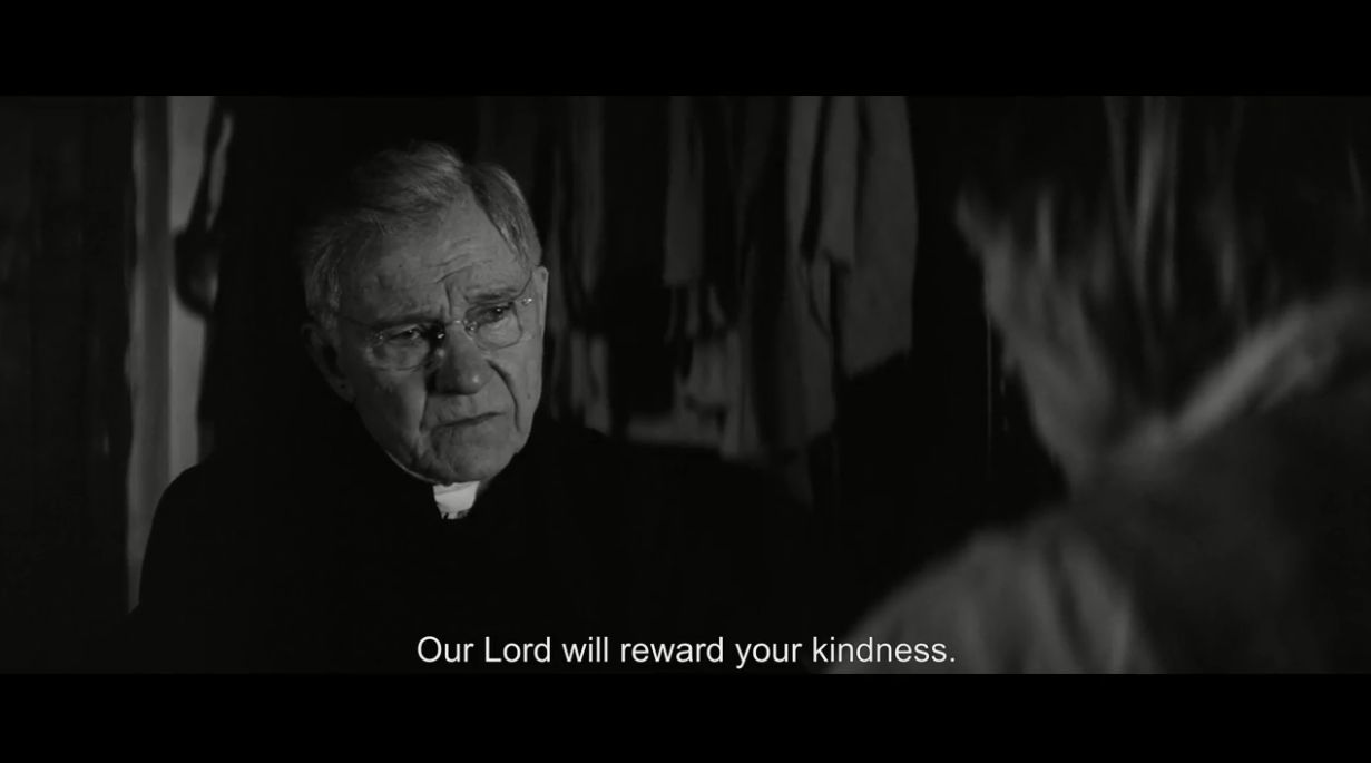 Harvey Keitel jako ksiądz mówiący po polsku w filmie "Malowany ptak". 