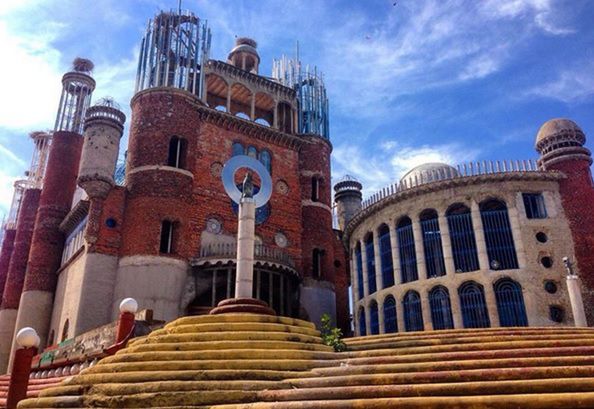 Od ponad 50 lat buduje katedrę... ze śmieci. Jest imponująca!