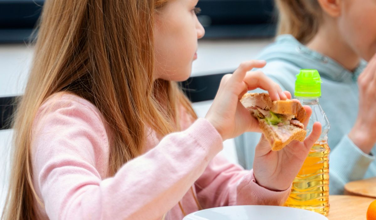 Na przerwie ksiądz zajrzał jej do kanapki. Po chwili zaczął wrzeszczeć