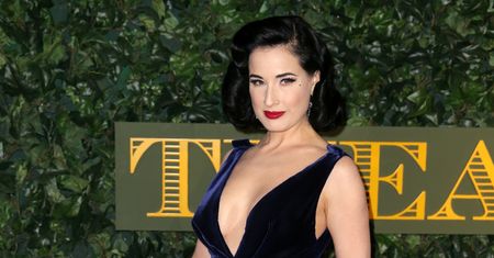 Elizabeth Hurley i Dita von Teese stawiają na głębokie dekolty