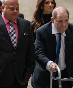 Harvey Weinstein na nagich zdjęciach. Pokazano je w sądzie