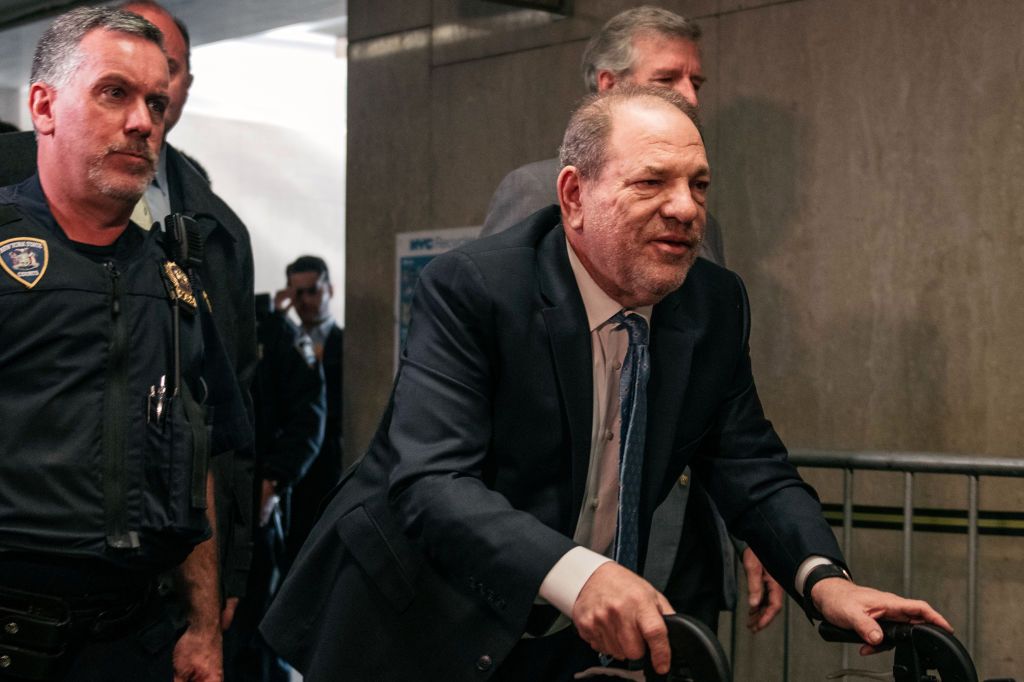 Harvey Weinstein ma dla siebie całe piętro w więzieniu. Grozi mu 25 lat