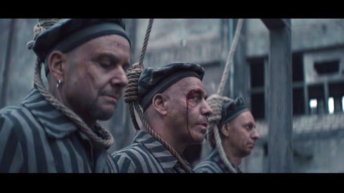 Muzycy Rammstein występują jako więźniowie obozowi przed egzekucją