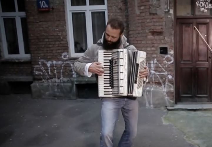 Witek po wyjściu z aresztu zaczął grać na ulicy. I odniósł sukces!