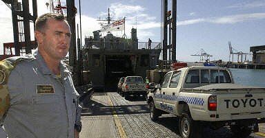 Australijski okręt wojenny płynie z misją pokojową