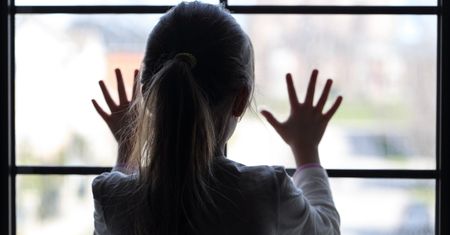 5-latka stała w oknie i wołała o pomoc. Interwencja we Wrocławiu