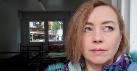 "To śmietnik na ludzi". Zamieszkała w kontenerze, bo tak żyje część Polaków