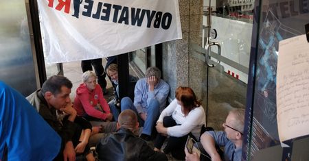 Obywatele RP zostają na noc w Sejmie. Okupują biuro przepustek