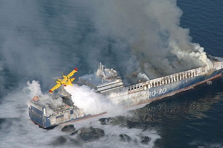Płonie statek z niebezpiecznymi chemikaliami