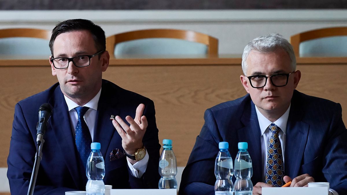 Prezes Orlenu Daniel Obajtek i prezes Lotosu Mateusz Bonca podczas nadzwyczajnego posiedzenia Wojewódzkiej Rady Dialogu Społecznego w Gdańsku.