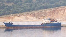 Frachtowiec Baltic Sky stoi na kotwicy w porcie Astakos