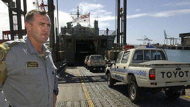 Załadunek ekwipunku na okręt Manoora