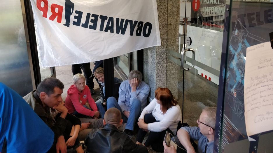 Na miejscu protestuje 30 członków ruchu Obywatele RP