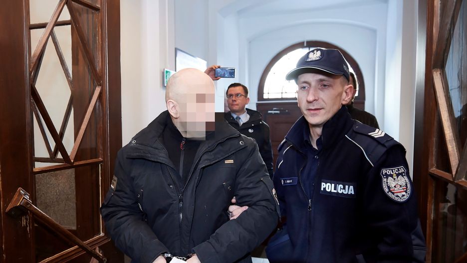 Krystian W. doprowadzony na rozprawę sądową