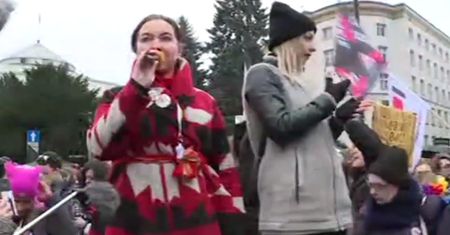 W Czarny Piątek stanęła na scenie i zaczęła migać. "Głusi to też obywatele"