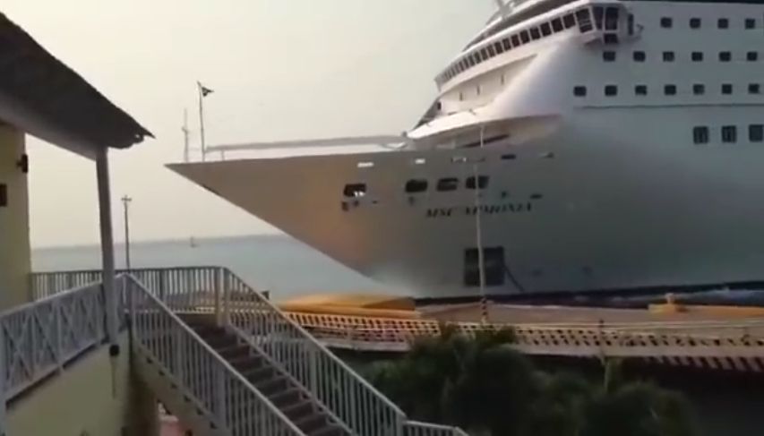 Sceny niczym ze "Speed 2". Rozpędzony gigant wbił się w port