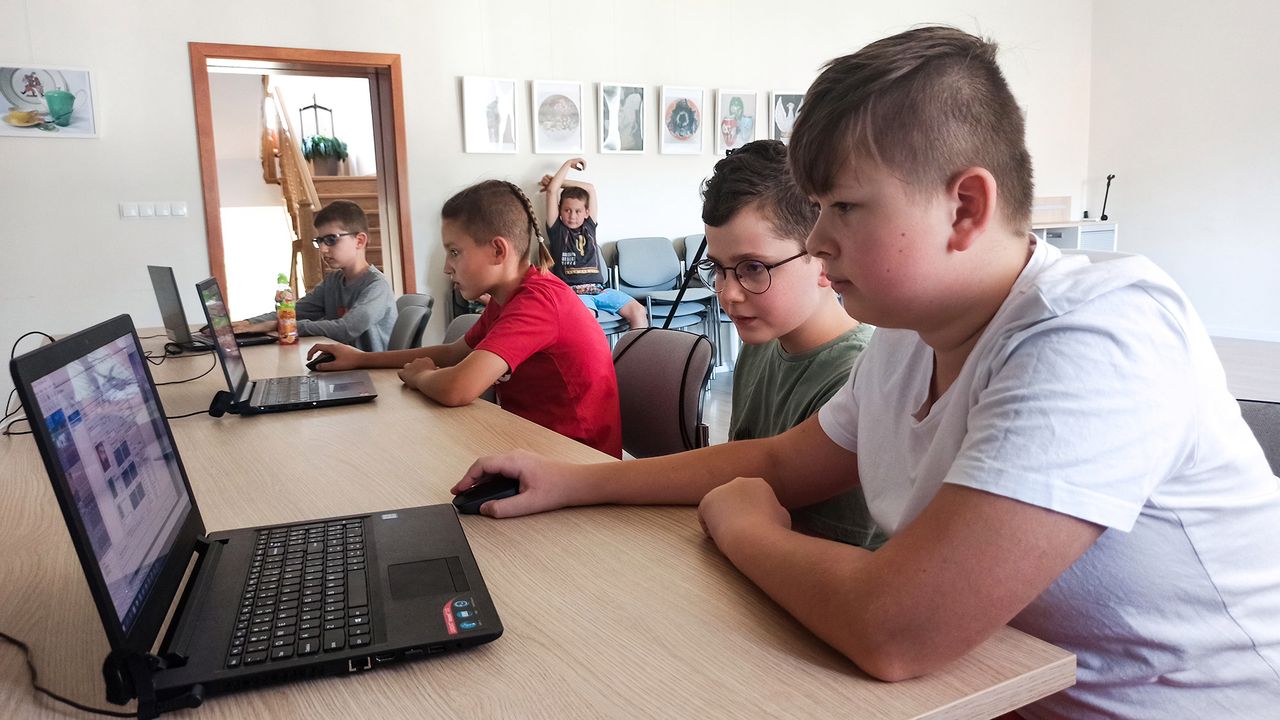 Młodzież uczy się tworzyć gry komputerowe