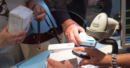 Firmy farmaceutyczne wstrzymują leki konkurencji. Odbija się to na pacjentach
