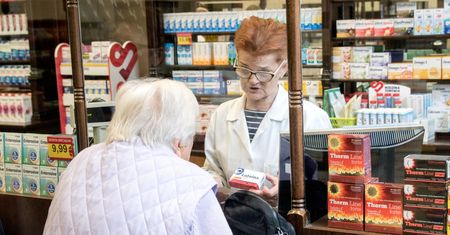 Brakuje leków dla seniorów. Przez koronawirusa