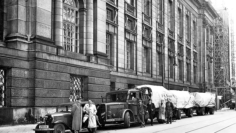 Kolejny transport ewakuacyjny stoi przed gmachem Preussische Staatsbibliothek gotowy do wyjazdu z Berlina