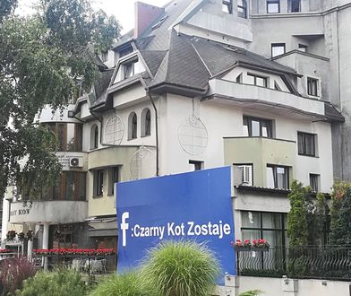 "Czarny Kot" opiera się rozbiórce. Jeszcze "upiększyli" go banerami