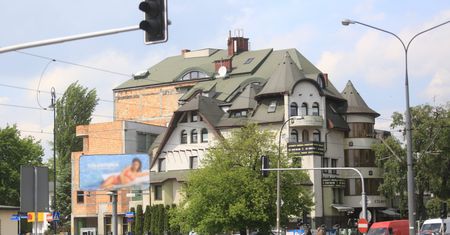 Budowlany potworek przestanie straszyć. Jest wyrok ws. hotelu "Czarny Kot"