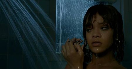 Rihanna odtworzyła słynną scenę z "Psychozy". Dorównała oryginałowi?