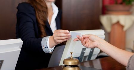 Skandal w polskim hotelu. Odkryto zakamuflowaną kamerę - miała nagrywać, co się dzieje na łóżku
