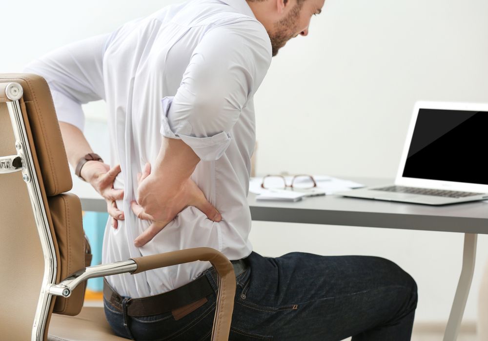 Ból pleców może mieć wiele przyczyn. Najczęstszą jest zła ergonomia pracy