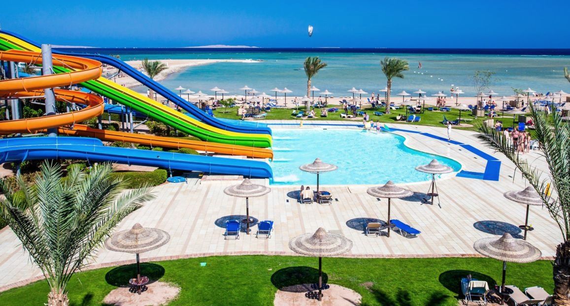 Na terenie hotelu znajduje się aż 16 basenów i 11 zjeżdżalni