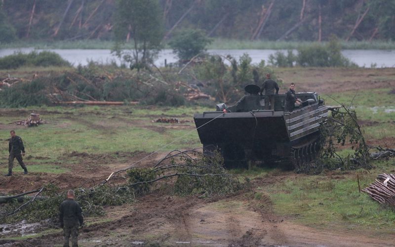 Macierewicz "pod olbrzymim wrażeniem" działań wojska