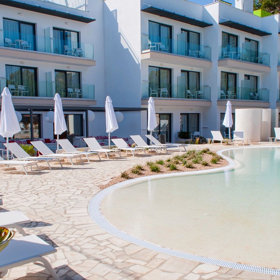 Goście hotelu mogą skorzystać z dużego basenu, baru na dachu, degustacji przeróżnych potraw i win, a także innych udogodnień
