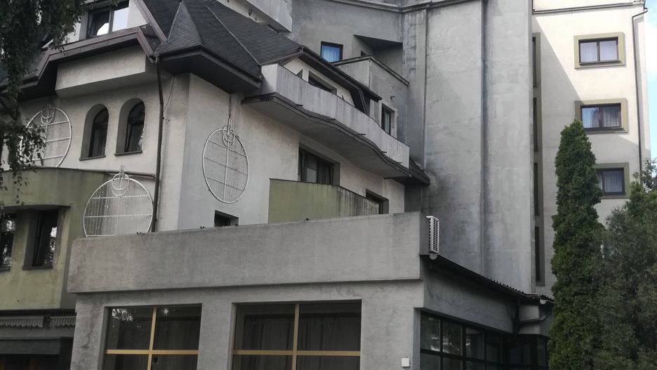 Warszawiacy żartują, że hotel Czarny Kot rozrastał się przez pączkowanie. Dobudowywano piętra, rozbudowywano wszerz...