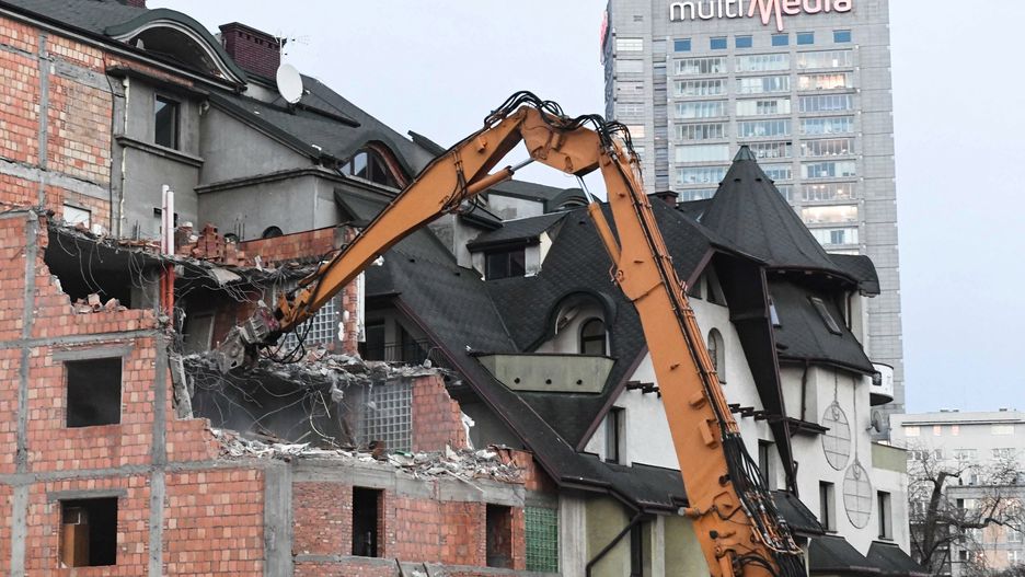 Dobudowane niezgodnie z prawem piętra hotelu Czarny Kot powoli znikają