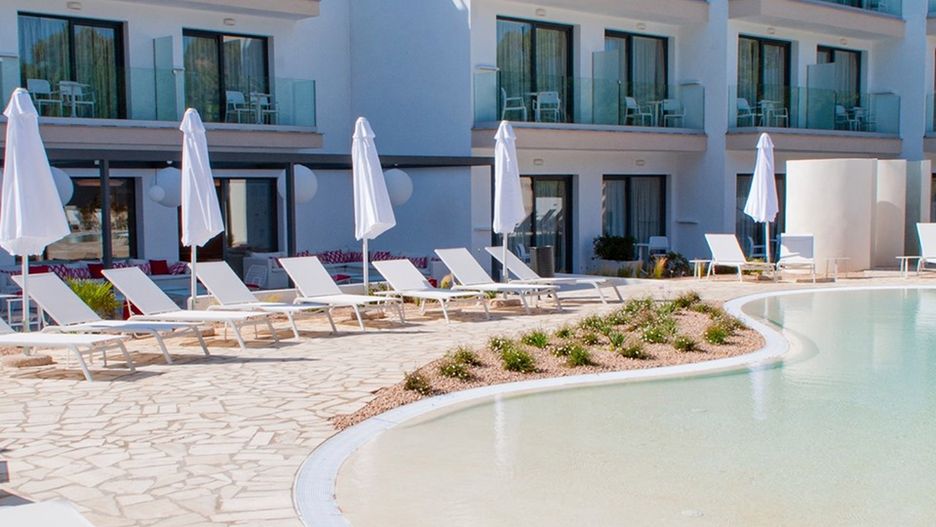 Goście hotelu mogą skorzystać z dużego basenu, baru na dachu, degustacji przeróżnych potraw i win, a także innych udogodnień