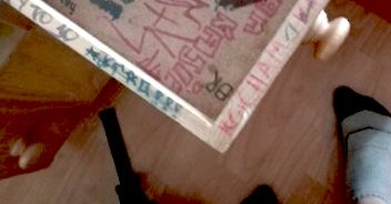 Pomazane meble, dziury w ścianach. W takich warunkach wypoczywają koloniści