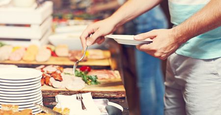 Hotelowe jedzenie marnuje się na potęgę. A wszystko przez brak umiaru turystów
