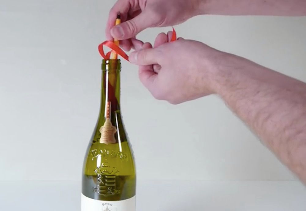 To 3 bardzo proste sposoby na otwarcie butelki bez użycia korkociągu. W życiu bym na to nie wpadła!