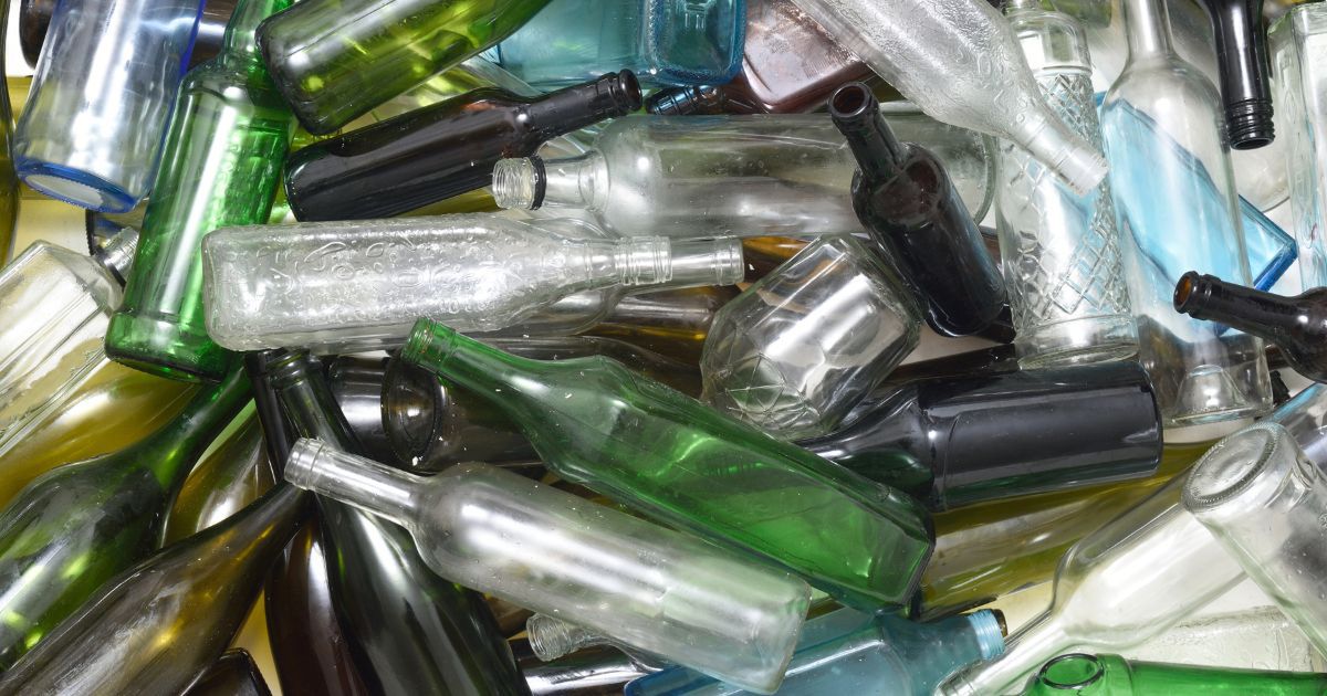 Szklane stare butelki - Pyszności; Foto: Canva.com