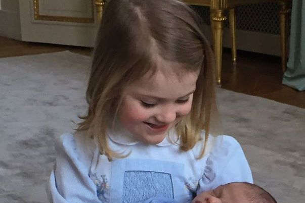 Księżniczka Victoria i Książę Daniel pokazali zdjęcie córeczki i synka FOTO