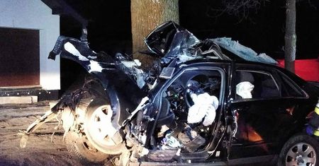 Międzylesie. Śmiertelny wypadek z udziałem 25-latka. Jego auto roztrzaskało się na drzewie