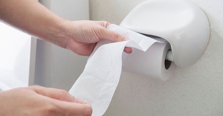 Taki papier toaletowy w hotelu nie nadaje się do użytku