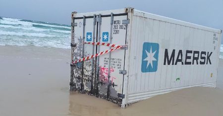 Po zabytkowym wraku i liście w butelce ocean wyrzucił na plażę ogromny kontener
