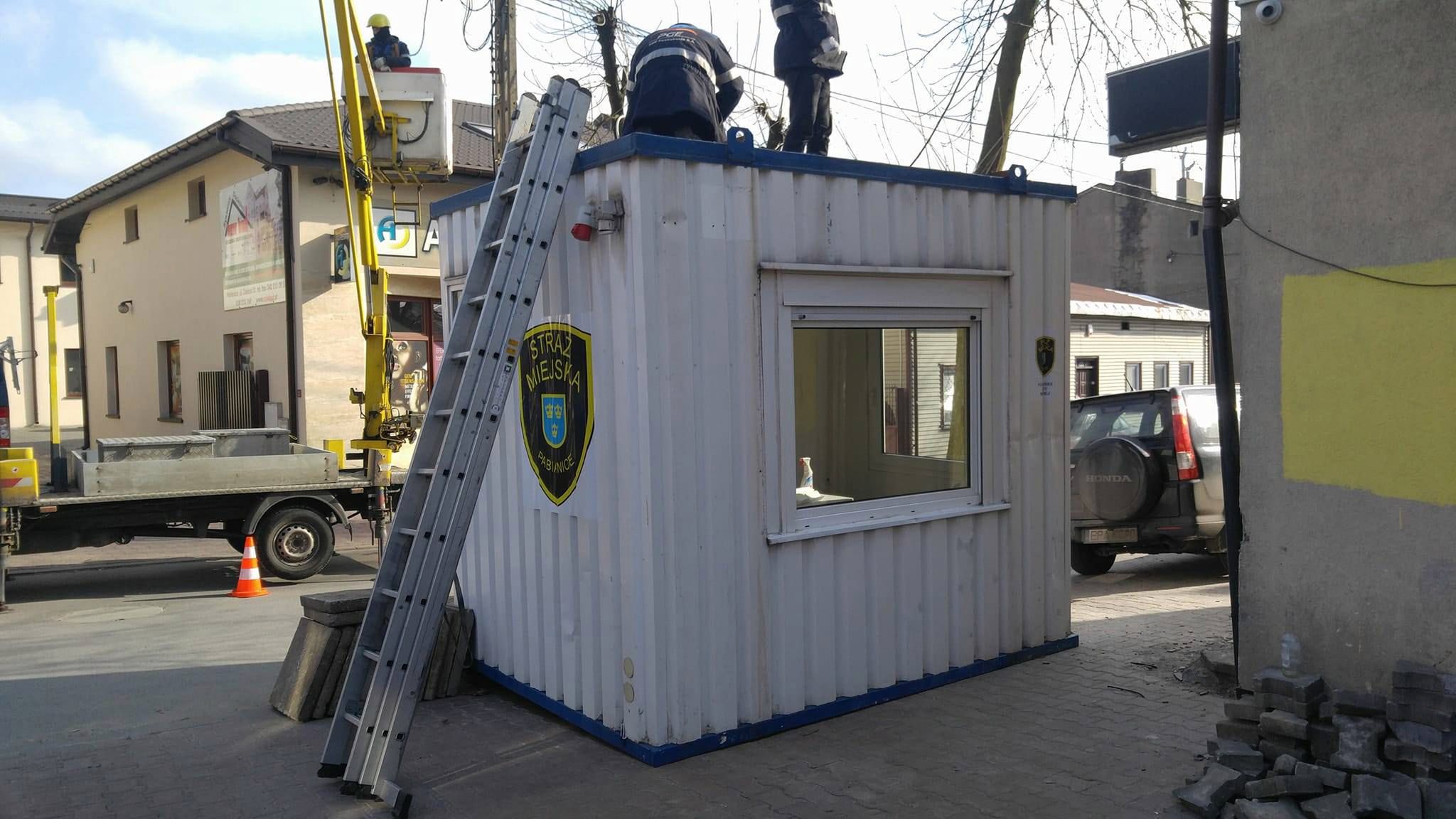 Zamknęli strażnika i policjanta w kontenerze. To sposób Pabianic na dopalacze